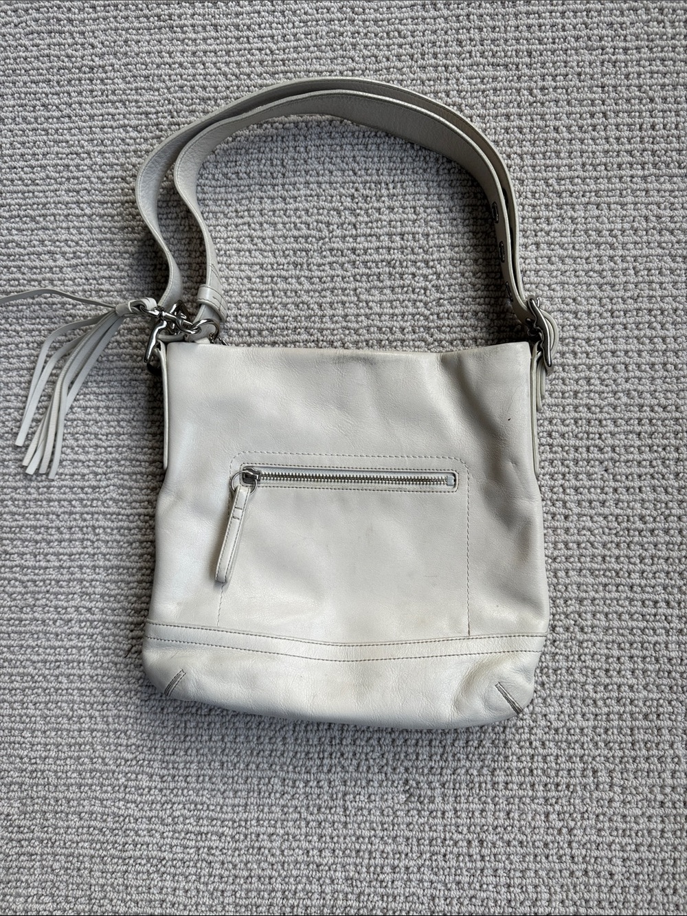 Leather Shoulder Bag in Light Gray - Classic Everyday Carry